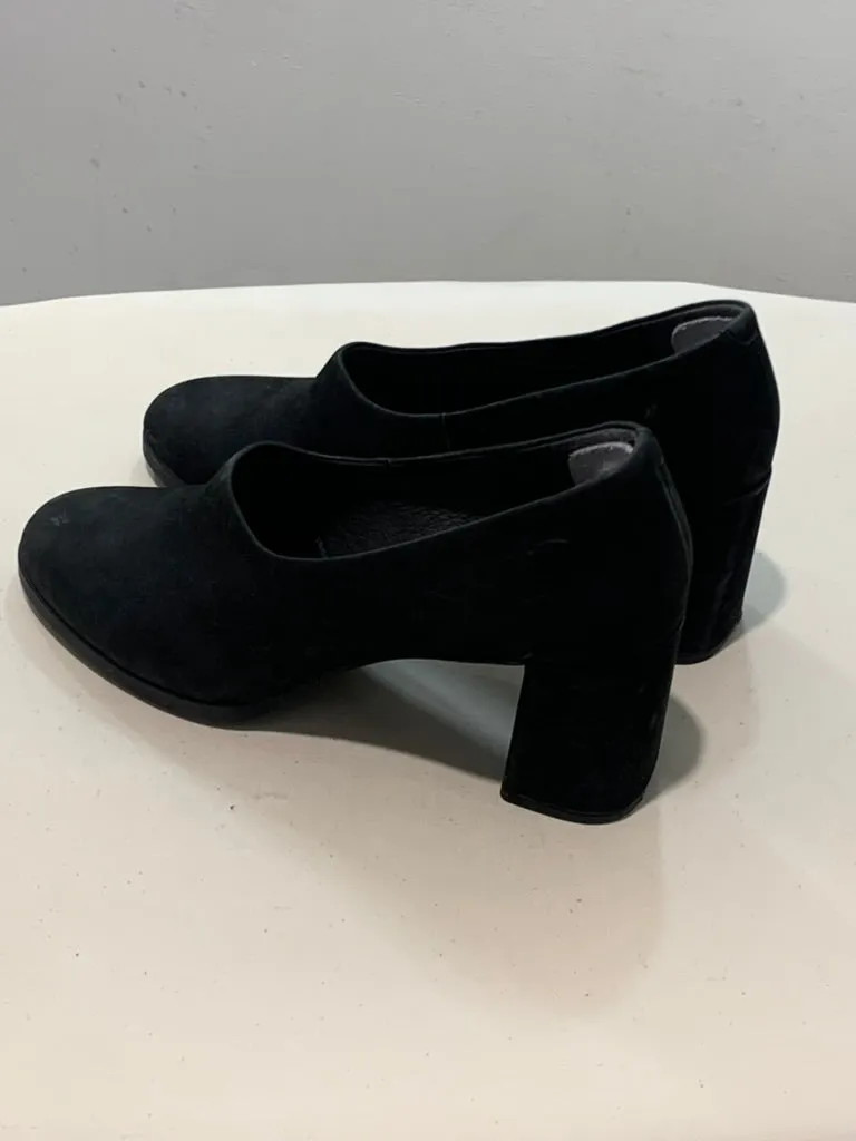 Suede court heels, 41