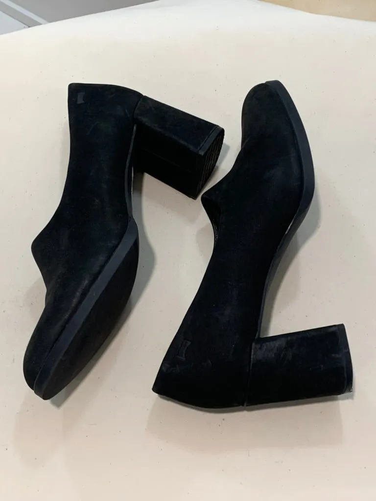 Suede court heels, 41