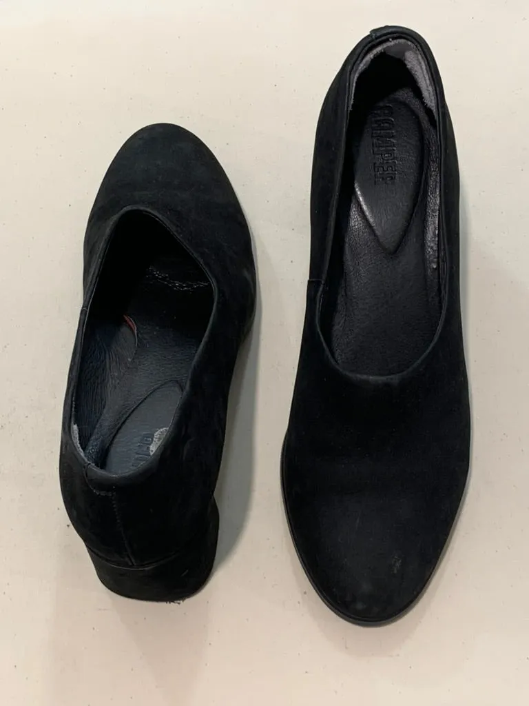 Suede court heels, 41